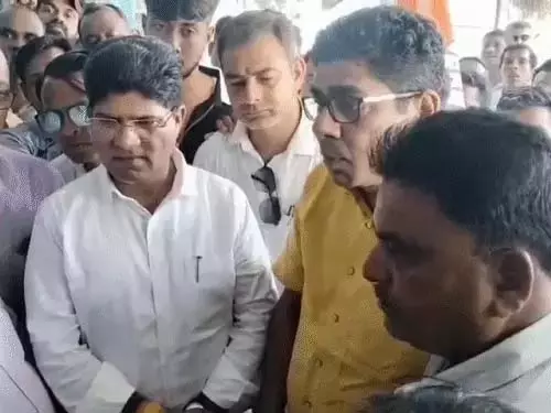 भूपेश बघेल के ओएसडी रहे आशीष वर्मा पर गुंडागर्दी करने का आरोप, वीडियो वायरल भूपेश बघेल के ओएसडी रहे आशीष वर्मा पर गुंडागर्दी करने का आरोप, वीडियो वायरल