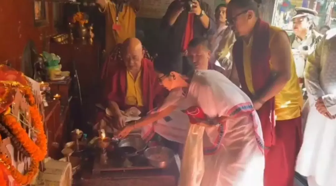 Darjeeling: ममता बनर्जी ने महाकाल मंदिर में की पूजा Darjeeling: ममता बनर्जी ने महाकाल मंदिर में की पूजा