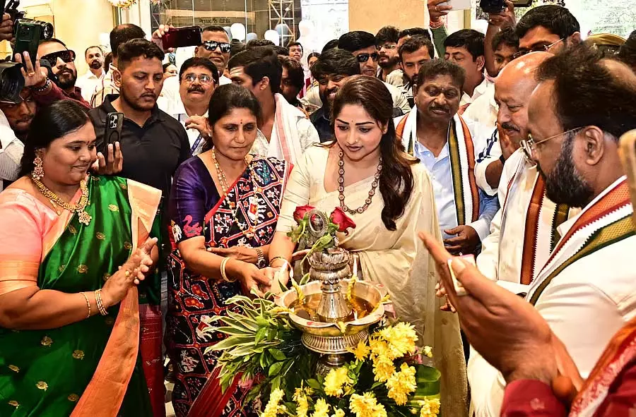 Hubli : एक्ट्रेस रचिता राम ने साउथ इंडिया शॉपिंग मॉल का उद्घाटन किया Hubli : एक्ट्रेस रचिता राम ने साउथ इंडिया शॉपिंग मॉल का उद्घाटन किया