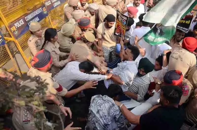 युवा कांग्रेस ने RSS कार्यालय का घेराव किया, भाजपा ने निष्पक्ष जांच की मांग की युवा कांग्रेस ने RSS कार्यालय का घेराव किया, भाजपा ने निष्पक्ष जांच की मांग की