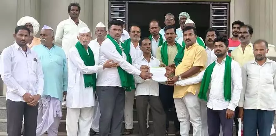 Karnataka: संगमेश सागर ने प्रति एकड़ ₹50 हजार मुआवजा देने की मांग की Karnataka: संगमेश सागर ने प्रति एकड़ ₹50 हजार मुआवजा देने की मांग की