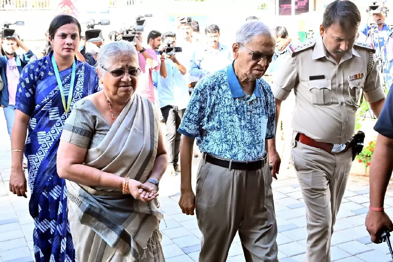 नारायण और सुधा मूर्ति ने कर्नाटक जाति जनगणना में हिस्सा लेने से किया इनकार नारायण और सुधा मूर्ति ने कर्नाटक जाति जनगणना में हिस्सा लेने से किया इनकार