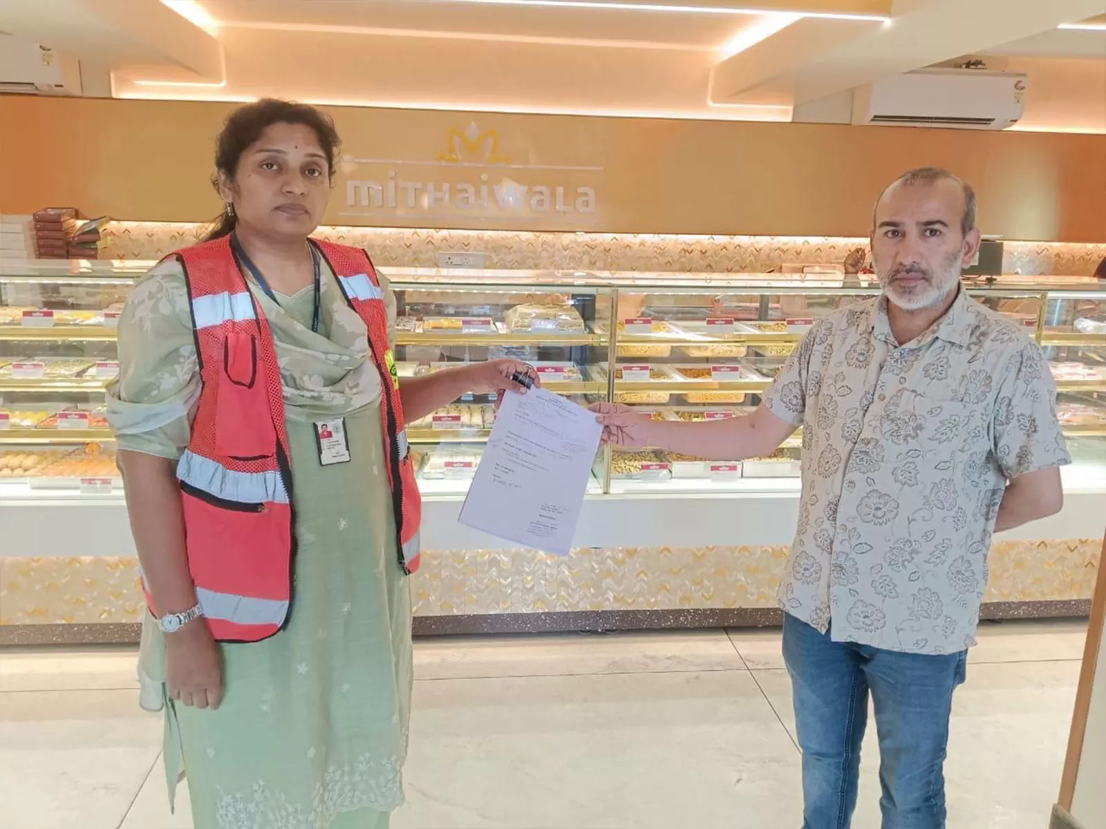 GHMC ने खाद्य सुरक्षा सुनिश्चित करने के लिए दिवाली से पहले मिठाई की दुकानों का औचक निरीक्षण किया GHMC ने खाद्य सुरक्षा सुनिश्चित करने के लिए दिवाली से पहले मिठाई की दुकानों का औचक निरीक्षण किया