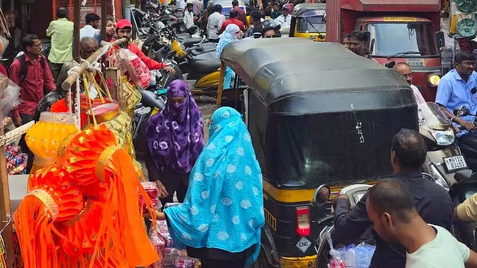 Pune : दिवाली की भीड़ के कारण बोहरी अली मार्केट इलाके में ट्रैफिक जाम Pune : दिवाली की भीड़ के कारण बोहरी अली मार्केट इलाके में ट्रैफिक जाम