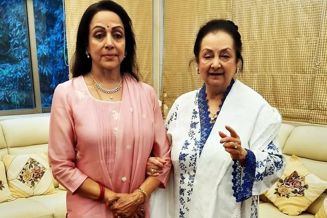 हेमा मालिनी को लेकर सायरा बानो की भावपूर्ण टिप्पणी हेमा मालिनी को लेकर सायरा बानो की भावपूर्ण टिप्पणी