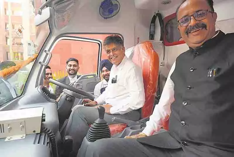 चंडीगढ़ के MP Manish Tewari ने सेक्टर 43 जिला अदालतों को एम्बुलेंस समर्पित की चंडीगढ़ के MP Manish Tewari ने सेक्टर 43 जिला अदालतों को एम्बुलेंस समर्पित की