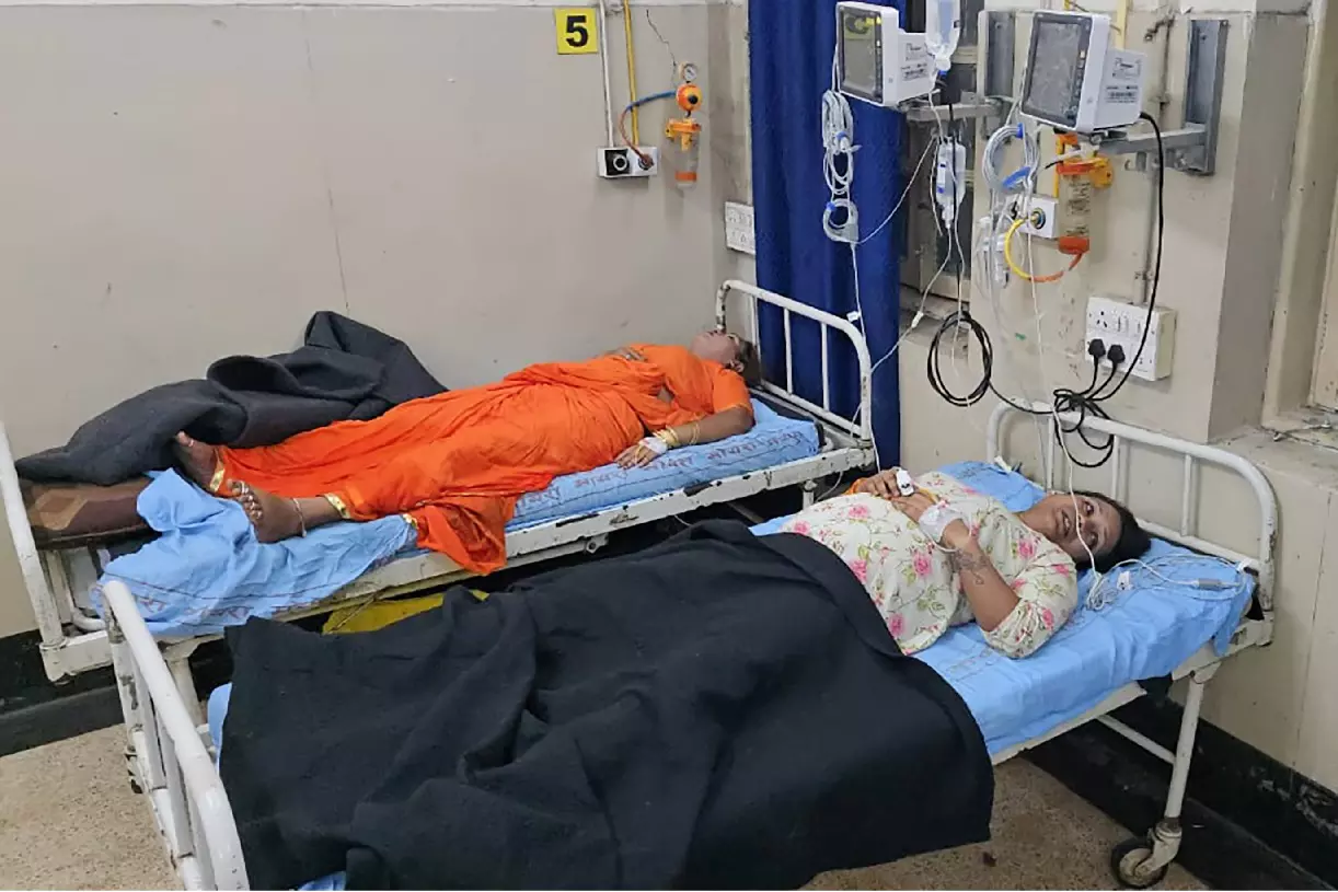 Indore में 24 ट्रांसजेंडरों ने की आत्महत्या की कोशिश, दो की हालत गंभीर Indore में 24 ट्रांसजेंडरों ने की आत्महत्या की कोशिश, दो की हालत गंभीर