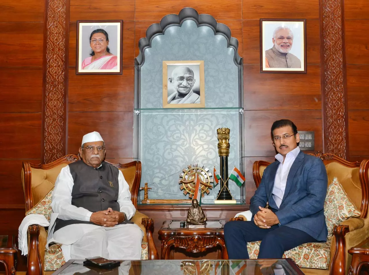 Jaipur: राज्यपाल से उद्योग एवं वाणिज्य मंत्री ने की मुलाकात Jaipur: राज्यपाल से उद्योग एवं वाणिज्य मंत्री ने की मुलाकात