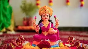 Diwali 2025, मां लक्ष्मी को खुश करने के लिए मुख्य द्वार पर लगाएं ये चीजें Diwali 2025, मां लक्ष्मी को खुश करने के लिए मुख्य द्वार पर लगाएं ये चीजें