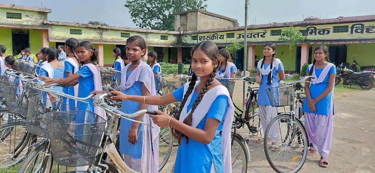 सरस्वती साइकिल योजना से बेटियों की शिक्षा की राह हुई आसान सरस्वती साइकिल योजना से बेटियों की शिक्षा की राह हुई आसान