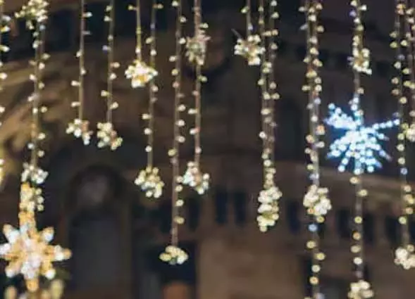 Diwali पर बालकनी सजाने के लिए फेयरी लाइट्स के क्रिएटिव टिप्स Diwali पर बालकनी सजाने के लिए फेयरी लाइट्स के क्रिएटिव टिप्स