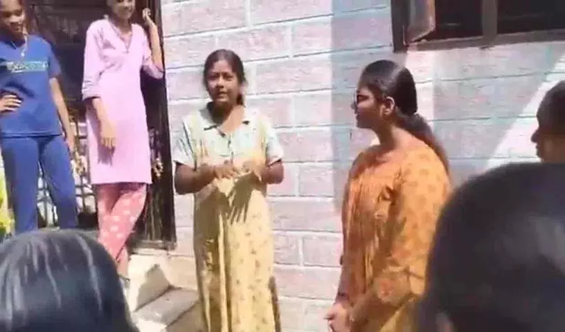 Jubleehills की महिलाओं ने कांग्रेस मंत्रियों पर निशाना साधा Jubleehills की महिलाओं ने कांग्रेस मंत्रियों पर निशाना साधा