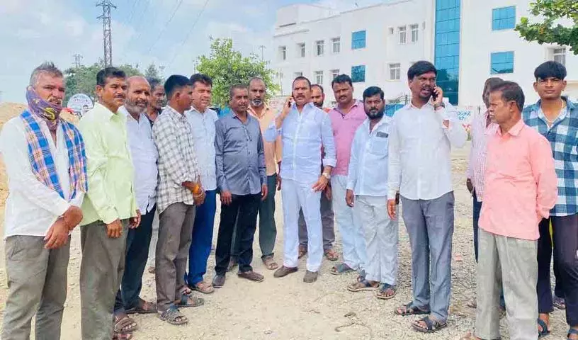 पाटनचेरु BRS के नगरसेवक मेट्टू कुमार यादव ने ऑटो कर्मियों की मदद की पाटनचेरु BRS के नगरसेवक मेट्टू कुमार यादव ने ऑटो कर्मियों की मदद की