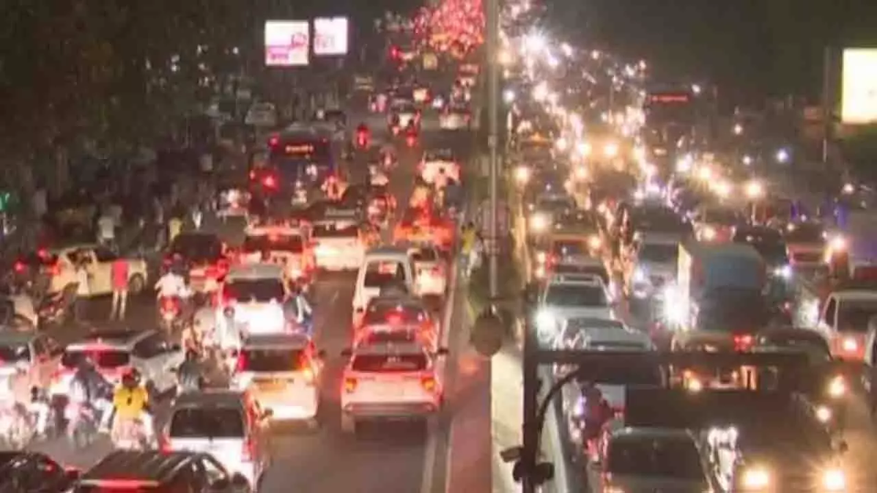 Odisha: ट्रैफिक नियम उल्लंघन पर सख्ती, 258 वाहन काली सूची में शामिल Odisha: ट्रैफिक नियम उल्लंघन पर सख्ती, 258 वाहन काली सूची में शामिल