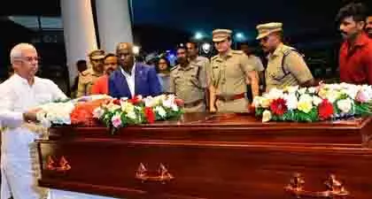 केन्या के पूर्व प्रधानमंत्री को श्रद्धांजलि देने पहुंचे केरल के राज्यपाल केन्या के पूर्व प्रधानमंत्री को श्रद्धांजलि देने पहुंचे केरल के राज्यपाल