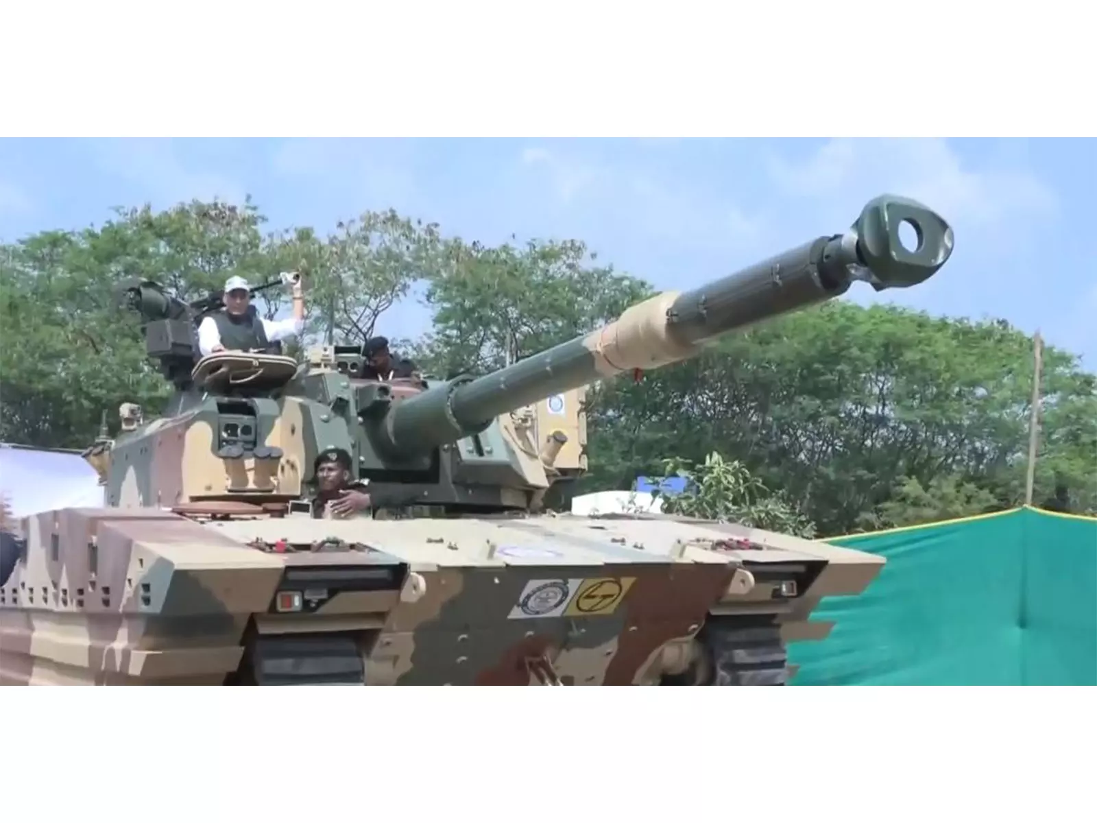 Pune: रक्षा मंत्री राजनाथ सिंह ने डीआरडीओ की तोपखाना प्रदर्शनी में भाग लिया Pune: रक्षा मंत्री राजनाथ सिंह ने डीआरडीओ की तोपखाना प्रदर्शनी में भाग लिया