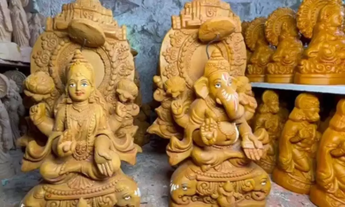 गंगा की मिट्टी से बने गणेश-लक्ष्मी के पिंडीआइडल्स की बढ़ी मांग, देशभर से ऑर्डर गंगा की मिट्टी से बने गणेश-लक्ष्मी के पिंडीआइडल्स की बढ़ी मांग, देशभर से ऑर्डर