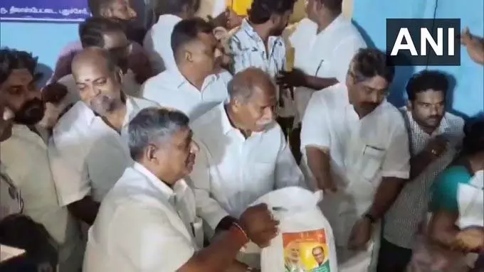 मुख्यमंत्री N. Rangaswamy ने दिवाली पर लोगों को उपहार वितरित किए मुख्यमंत्री N. Rangaswamy ने दिवाली पर लोगों को उपहार वितरित किए