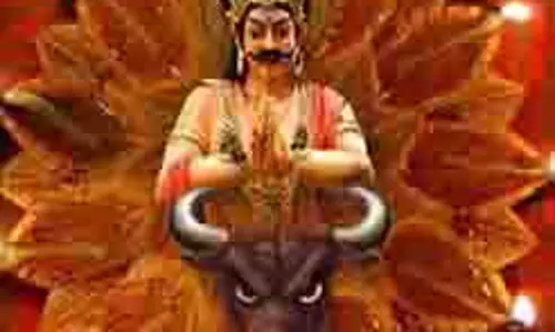 Narak Chaturdashi 2025: नरक चतुर्दशी पर पढ़ें भगवान कृष्ण और नरकासुर की पौराणिक कथा Narak Chaturdashi 2025: नरक चतुर्दशी पर पढ़ें भगवान कृष्ण और नरकासुर की पौराणिक कथा