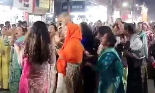 किन्नरों ने किया सामूहिक सुसाइड की कोशिश, पी गए फिनाइल किन्नरों ने किया सामूहिक सुसाइड की कोशिश, पी गए फिनाइल
