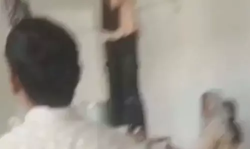 स्टूडेंट्स को स्कूल का रंग-रोगन करने में लगा दिया, प्राचार्य को नोटिस जारी स्टूडेंट्स को स्कूल का रंग-रोगन करने में लगा दिया, प्राचार्य को नोटिस जारी
