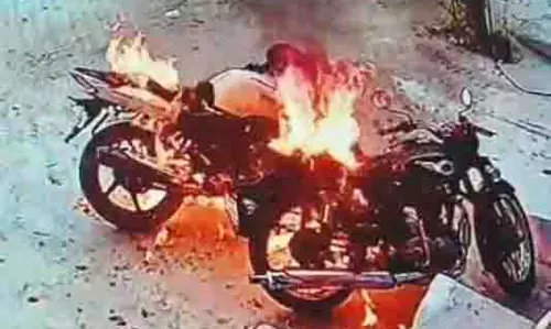 Haryana: युवकों ने दो मोटरसाइकिलों में लगाई आग, जांच में जुटी पुलिस Haryana: युवकों ने दो मोटरसाइकिलों में लगाई आग, जांच में जुटी पुलिस