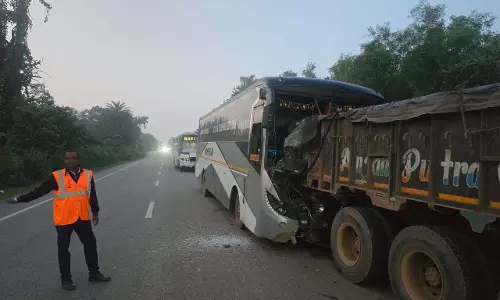 कांकेर के पास बस हादसा, दर्जनभर यात्री घायल कांकेर के पास बस हादसा, दर्जनभर यात्री घायल
