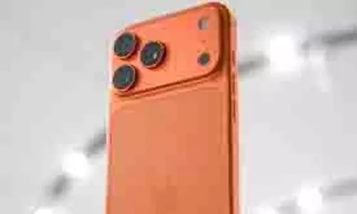 Apple iPhone 17 Pro Max: रंग बदलने लगा iPhone, यूजर्स ने पकड़ लिए सिर Apple iPhone 17 Pro Max: रंग बदलने लगा iPhone, यूजर्स ने पकड़ लिए सिर