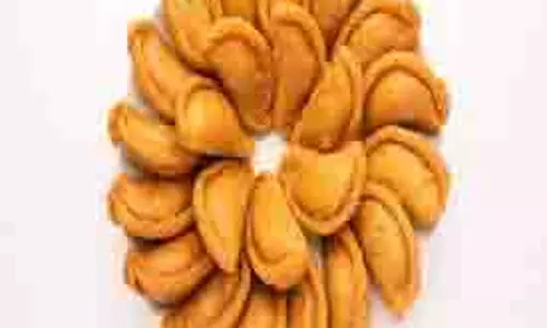 Mawa Gujiya: इस दिवाली घर पर बनाएं ये खोया गुजिया, नोट करें रेसिपी