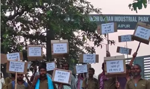 सुपरवाइजर परेशान कर रहा सफाई कर्मचारियों को, हड़ताल में बैठे