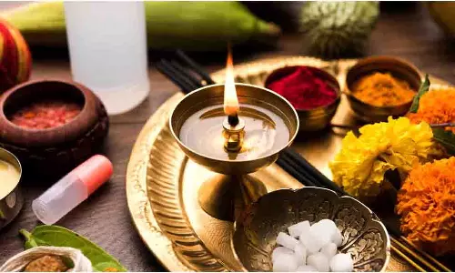 Dhanteras 2025: इन अनुष्ठानों और मंत्रों के साथ भगवान धन्वंतरि की पूजा करें, सभी रोगों से मिलेगी मुक्ति