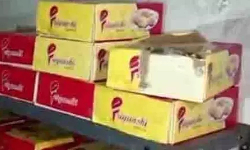Up News: पुलिस और खाद्य विभाग की संयुक्त छापेमारी, 18 क्विंटल नकली बर्फी जब्त Up News: पुलिस और खाद्य विभाग की संयुक्त छापेमारी, 18 क्विंटल नकली बर्फी जब्त