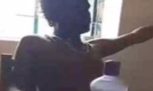 बिना कपड़े के स्कूल में घूमता रहा शराबी टीचर, वीडियो वायरल