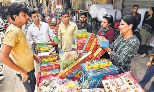 Noida अवैध पटाखों की बिक्री पर शिकंजा कसा गया Noida अवैध पटाखों की बिक्री पर शिकंजा कसा गया