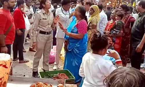 MP : इंदौर और भोपाल में अलग-अलग नज़ारे, दिवाली से पहले एक शहर में स्ट्रीट वेंडर्स को इजाज़त MP : इंदौर और भोपाल में अलग-अलग नज़ारे, दिवाली से पहले एक शहर में स्ट्रीट वेंडर्स को इजाज़त
