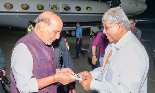 पुणे एयरपोर्ट पर राजनाथ सिंह का स्वागत : चंद्रकांत पाटिल ने व्हाइट चॉकलेट दी