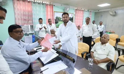 Tejashwi Yadav ने राघोपुर से नामांकन दाखिल किया, बदलाव और विकास का वादा किया