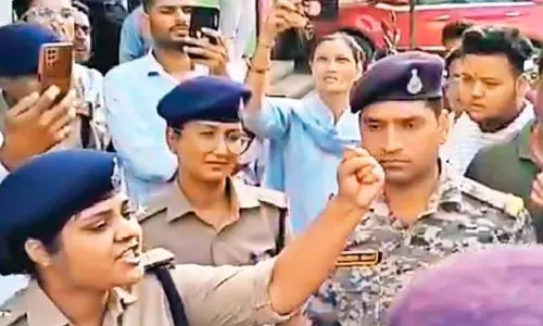 Gwalior: DSP ने विरोध करने वालों पर लगवाए ‘जय श्रीराम’ के नारे Gwalior: DSP ने विरोध करने वालों पर लगवाए ‘जय श्रीराम’ के नारे