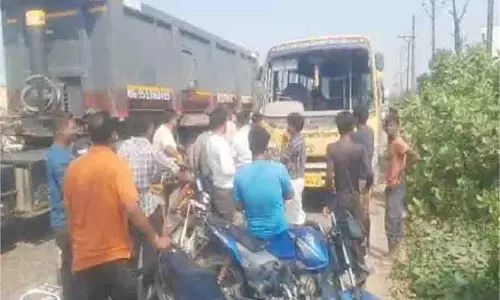 Bihar: तेज रफ्तार तेल टैंकर ने स्कूल बस को मारी टक्कर, मची अफरा-तफरी Bihar: तेज रफ्तार तेल टैंकर ने स्कूल बस को मारी टक्कर, मची अफरा-तफरी
