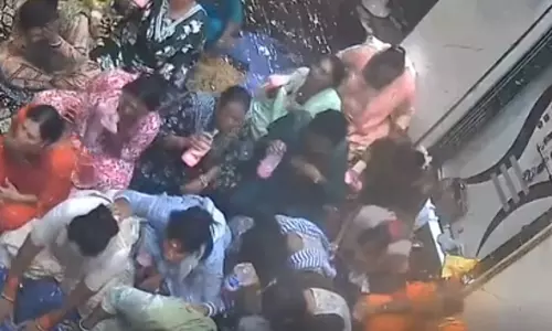 OMG! किन्नरों ने एक साथ पी लिया फिनाइल, मच गया हड़कंप OMG! किन्नरों ने एक साथ पी लिया फिनाइल, मच गया हड़कंप