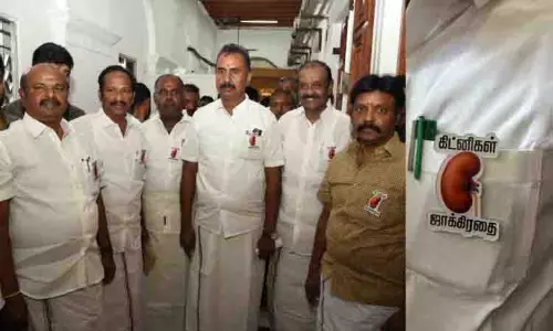 तमिलनाडु विधानसभा का तीसरा दिन, AIADMK ने किडनी रैकेट का विरोध करते हुए किडनी सुरक्षित रहें बैज लगाए