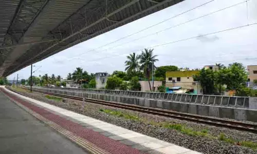 दीपावली पर भीड़ कम करने के लिए Tiruppur रेलवे स्टेशन पर प्लेटफार्म टिकट नहीं दीपावली पर भीड़ कम करने के लिए Tiruppur रेलवे स्टेशन पर प्लेटफार्म टिकट नहीं