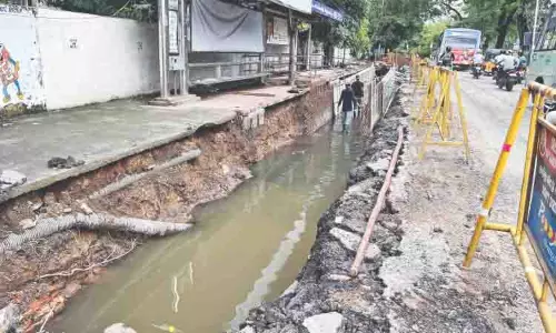 Chennai के निवासियों पर नगर निगम के कार्यों में देरी के कारण काले बादल छा गए