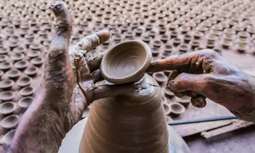 दीपोत्सव से रोशन हुए कुम्हारों के घर