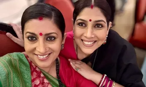 Smriti Irani ने साक्षी तंवर के साथ शेयर की सेल्फी, बताया घर