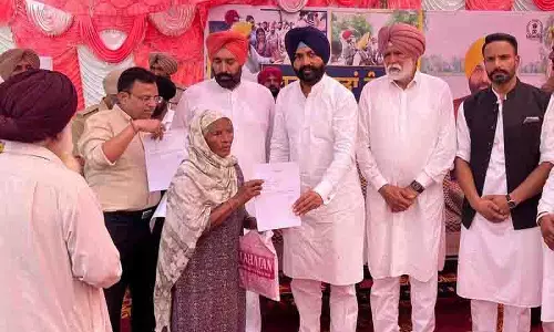 AAP मंत्री ने बाढ़ प्रभावित किसानों के लिए मुआवजा वितरण का शुभारंभ किया AAP मंत्री ने बाढ़ प्रभावित किसानों के लिए मुआवजा वितरण का शुभारंभ किया