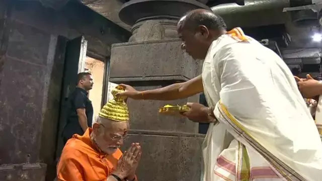 पीएम मोदी ने नंद्याल में श्री भ्रामराम्बा मल्लिकार्जुन स्वामी वरला देवस्थानम, श्रीशैलम में पूजा की