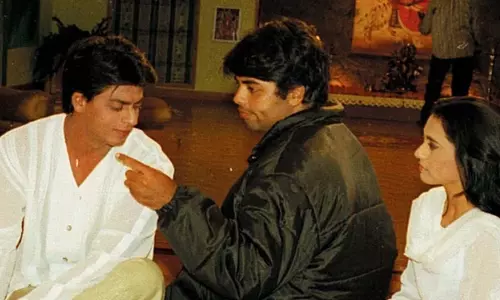 करण जौहर ने शाहरुख खान, काजोल और रानी मुखर्जी के साथ यादगार दृश्यों की BTS तस्वीरें शेयर कीं करण जौहर ने शाहरुख खान, काजोल और रानी मुखर्जी के साथ यादगार दृश्यों की BTS तस्वीरें शेयर कीं