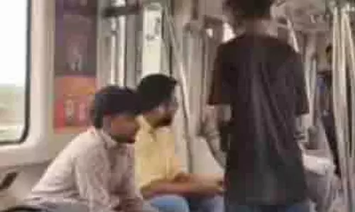 Bengaluru मेट्रो: ट्रेन में यात्रियों के पास आया भिखारी, यात्री हैरान