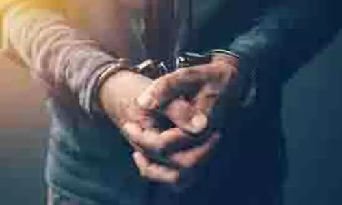 J&K: बारामूला में प्रतिबंधित आतंकी संगठन के पोस्टर के साथ दो गिरफ्तार J&K: बारामूला में प्रतिबंधित आतंकी संगठन के पोस्टर के साथ दो गिरफ्तार